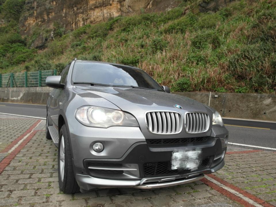 BMW X5是朋友的車，雖然是2009年的車，但幾乎沒有開，里程數只有42000公里，車況很新，基於信任朋友，以及價錢很優惠，所以阿布就買了。（圖／阿布提供）