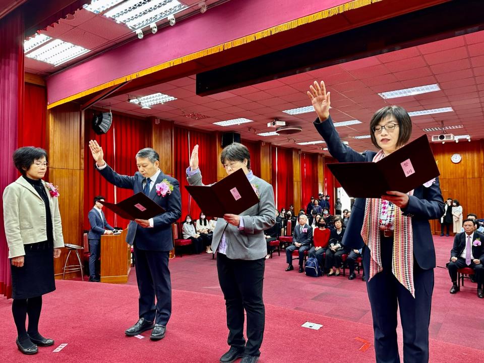 (從左依序)花蓮地院院長蕭胤瑮、新北地院院長許仕楓及台北地院院長王梅英宣誓上任。侯柏青攝