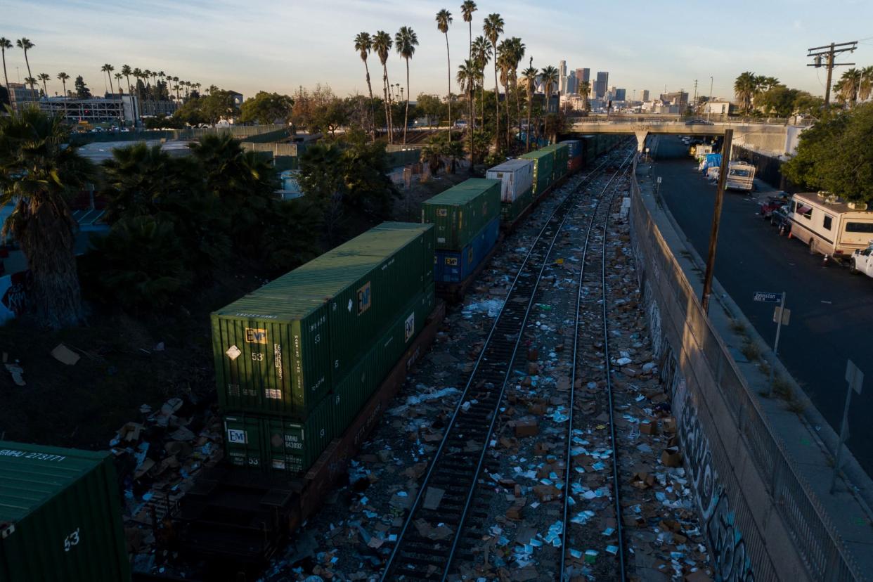 Une vue aérienne d'une ligne de train de marchandise, régulièrement attaquée par des voleurs, le 14 janvier 2022 - Patrick T. FALLON / AFP