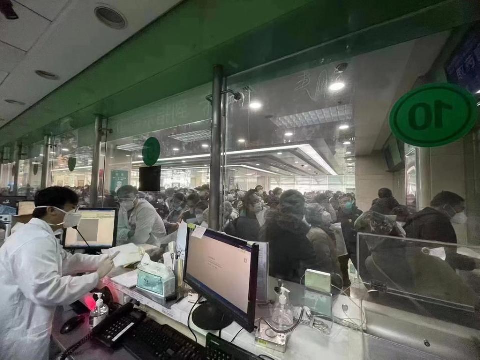 近日北京各地醫院都人滿為患，擠滿了發燒患者。   圖: 翻攝自李老師不是你老師推特