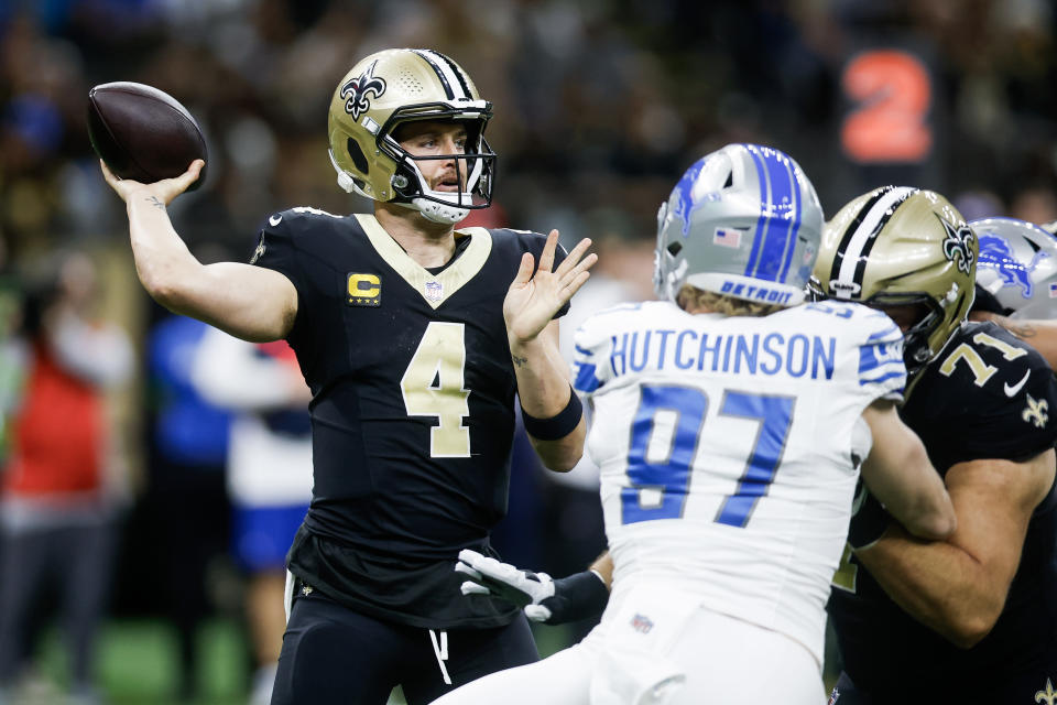 NEW ORLEANS, LOUISIANA – DECEMBER 03: Derek Carr #4 of the New Orleans Saints throws a pass in the first quarter against the <a class="link " href="https://sports.yahoo.com/nfl/teams/detroit/" data-i13n="sec:content-canvas;subsec:anchor_text;elm:context_link" data-ylk="slk:Detroit Lions;sec:content-canvas;subsec:anchor_text;elm:context_link;itc:0">Detroit Lions</a> at the Caesars Superdome on December 03, 2023 in New Orleans, Louisiana. (Photo by Chris Graythen/Getty Images)