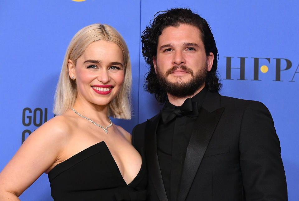 Interrogé par le magazine <em>Esquire </em>en avril 2019, à l’approche de la fin de <em>Game of Thrones, </em>Kit Harrington revient sur sa rencontre avec celle qui est devenue sa meilleure amie, Emilia Clarke. L’interprète de Jon Snow se souvient avoir été totalement subjugué en apercevant sa partenaire de jeu pour la première fois : "<em>Je me souviens de la première fois où j'ai vu Emilia. Elle est arrivée au Fitzwilliam</em> [le bar de l'hôtel des acteurs sur le tournage de <em>Game of Thrones, </em>ndlr.]<em>. J'étais en train de parler avec Rich Madden </em>[l’interprète de Robb Stark, ndlr.] <em>au bar et il m'a dit :</em> 'Je viens de rencontrer la nouvelle Daenerys, elle est sublime'<em>. Et j'étais genre :</em> 'Vraiment ? Je ne l'ai pas encore rencontrée'<em>. C'est à ce moment-là que je l'ai vue, et j'ai pensé :</em> 'Wow'<em>. Emilia vous coupe le souffle quand elle entre dans une pièce</em>". <em>(Photo by Steve Granitz/WireImage via Getty Images)</em>