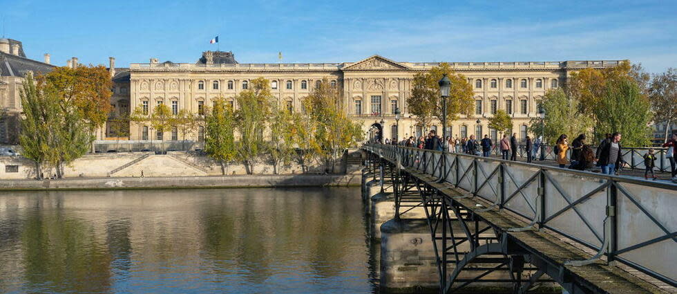 Le pont des Arts, à Paris. La capitale française est jugée en retard sur sa végétalisation par rapport à d’autres grandes métropoles.  - Credit:Manuel Cohen/AFP