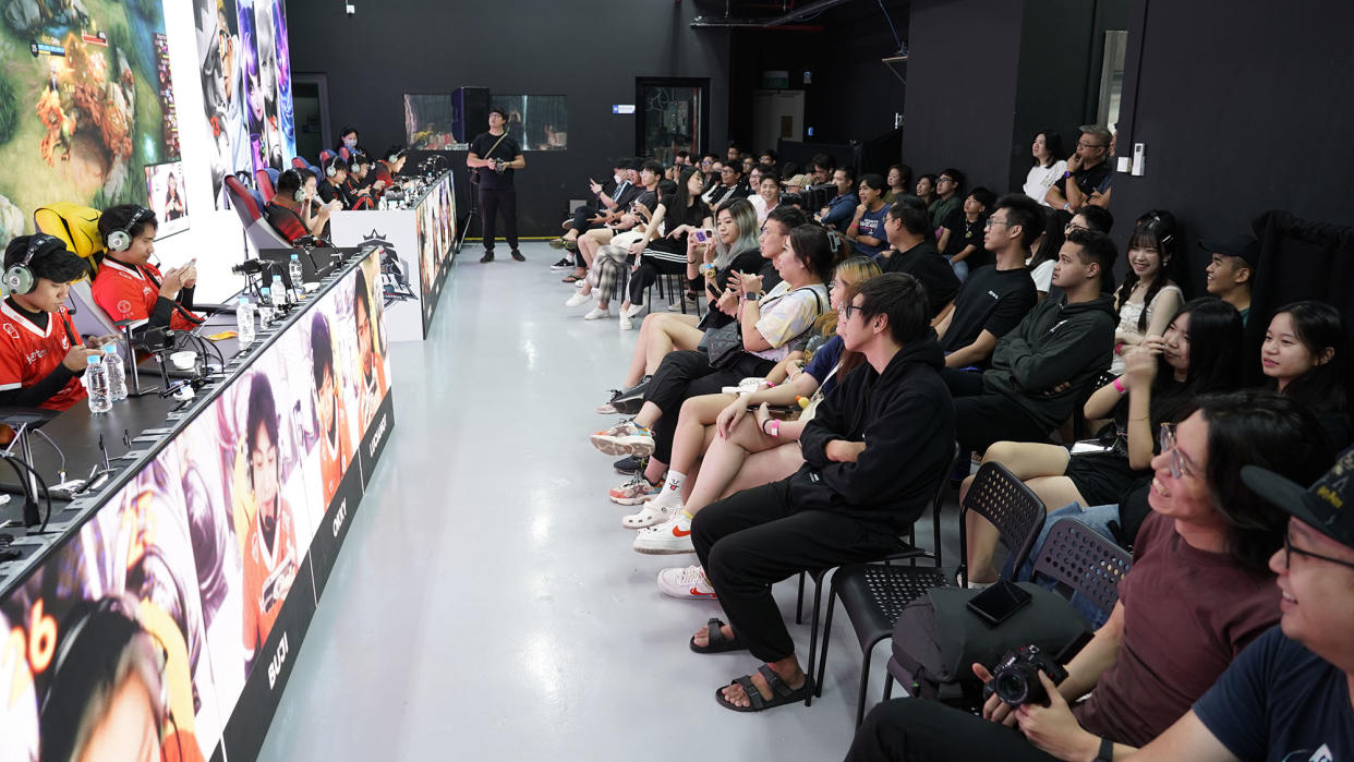 Team Flash versus RSG Singapore saw a packed crowd at the offline location. (Photo: Moonton)