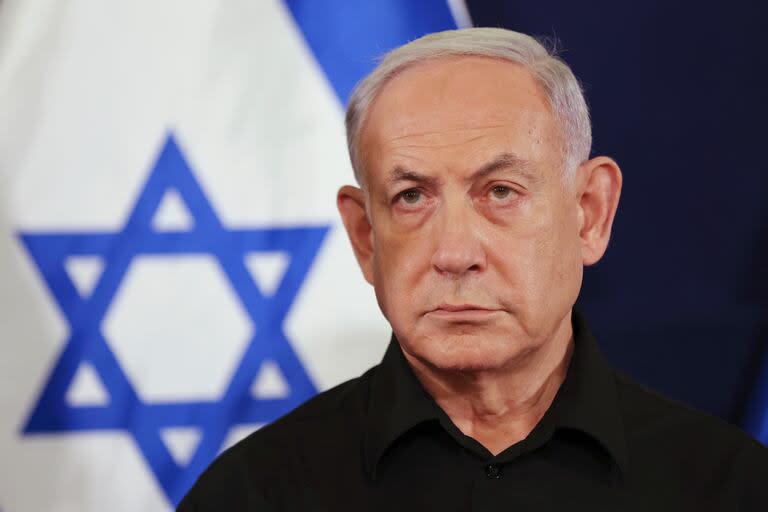 El primer ministro de Israel, Benjamin Netanyahu, asiste a una conferencia de prensa en la base militar Kirya en Tel Aviv, el 28 de octubre de 2023