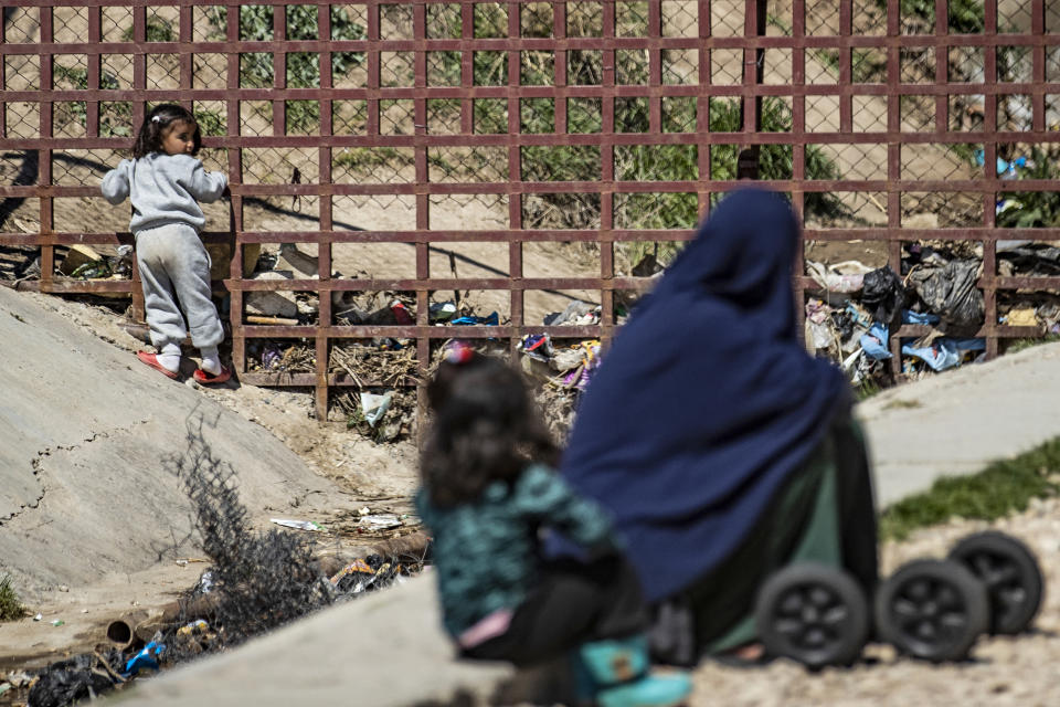 Mutmaßliche IS-Anhängerin mit ihren Kindern im Camp Roj im März (Bild: Delil SOULEIMAN / AFP)