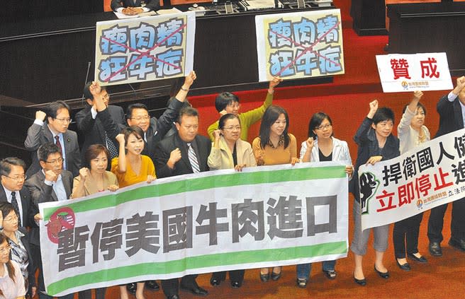 華府提案推動美台簽訂自由貿易協議，遭貿易代表萊海澤以「台灣存在貿易保護主義」為由予以否決；圖為2012年美牛進口台灣議題在立院掀表決大戰。（本報資料照片）