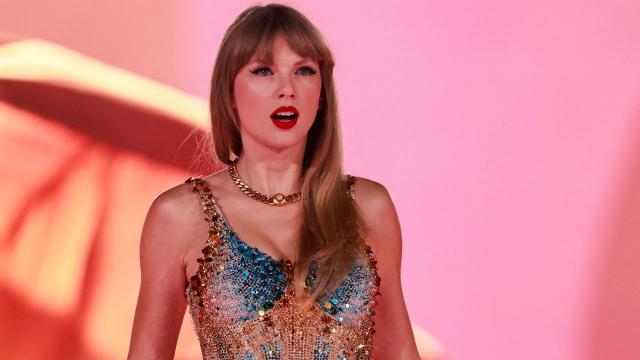 Taylor Swift DMs Fans Before Release Of New Album 'Reputation