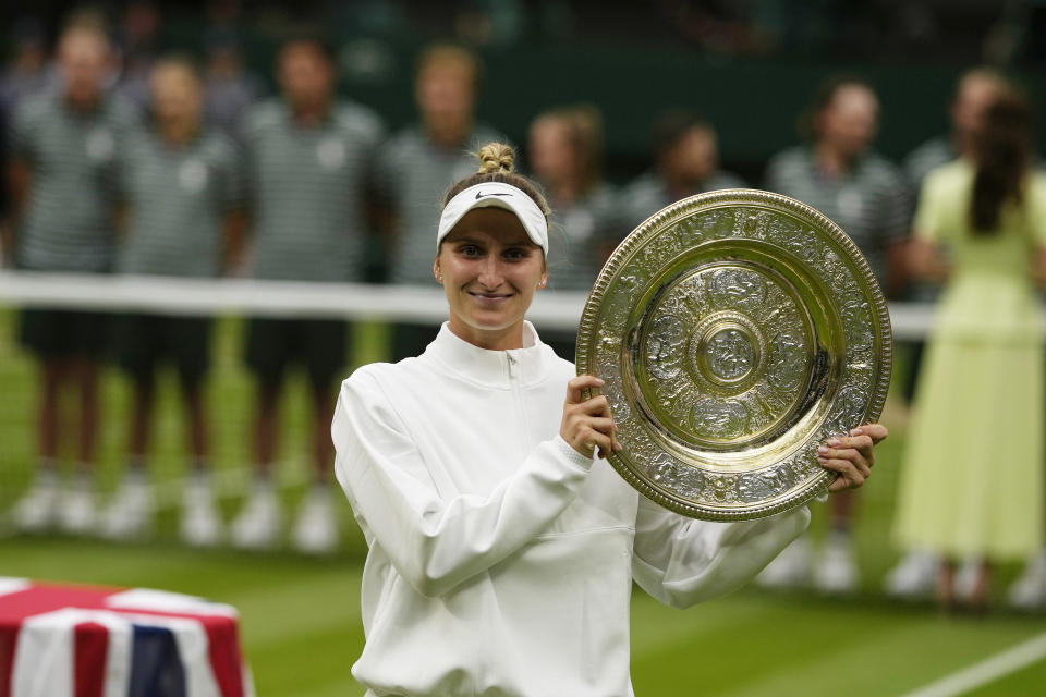 La checa Marketa Vondrousova celebra con el trofeo tras ganar la final de Wimbledon al superar a la tunecina Ons Jabeur el sábado 15 de julio del 2023. (AP Foto/Alastair Grant)