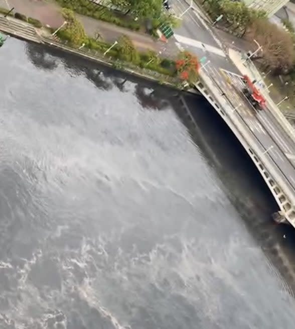 高雄市十一日清晨六點起一埸雷陣雨，造成整條愛河河面變成汙黑色，還散發著陣陣臭味。（記者吳文欽攝）