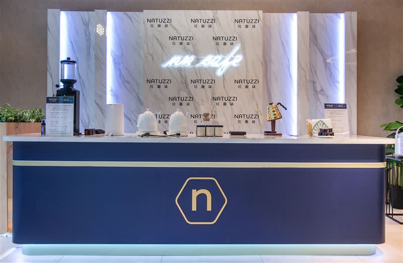 NATUZZI台中概念店祭出首波聯名企劃，即日起至5月8日推出限量免費手沖咖啡邀請芳鄰上座。（圖／品牌業者提供）