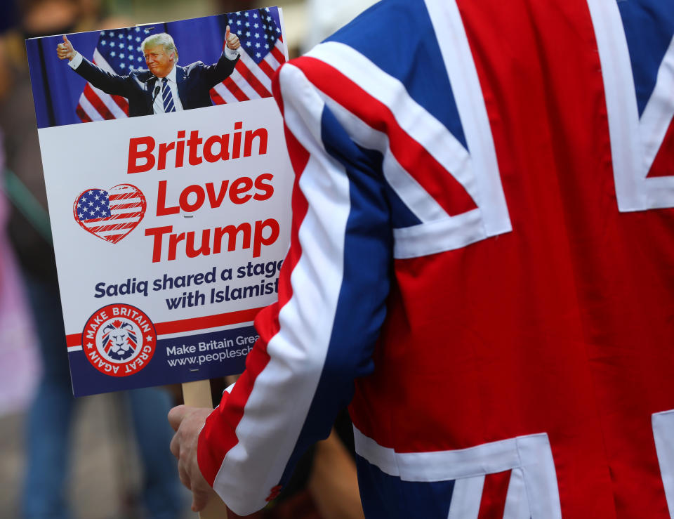 <p>Demonstrators near the U.S. Embassy prepare for a pro-Trump rally during the visit of President Trump, in London, July 14, 2018. (Photo: Simon Dawson/Reuters) </p>