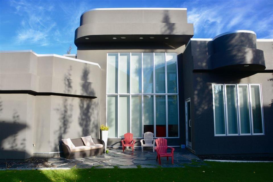 <p><span>16 Oak Point, St. Albert, Alta.</span><br> Location: St. Albert, Alberta<br> Outside, there are four rooftop patios, overlooking the Sturgeon Valley.<br> (Photo: Zoocasa) </p>