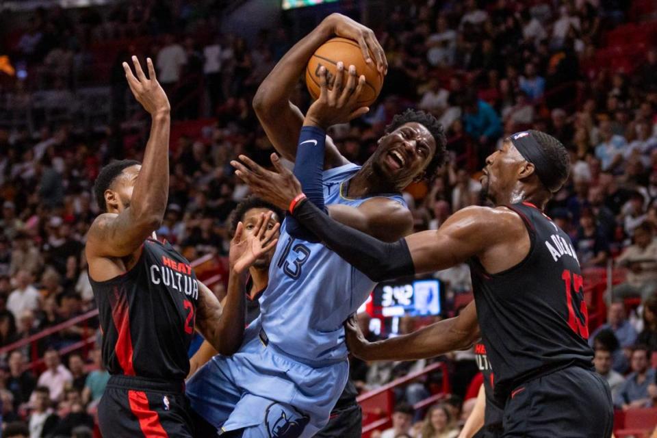 El jugador de los Grizzlies de Memphis Jaren Jackson Jr. trata de superar la marca de Bam Adebayo (der.) y Haywood Highsmith, del Heat, en el partido celebrado el 24 de enero de 2024 en Miami.