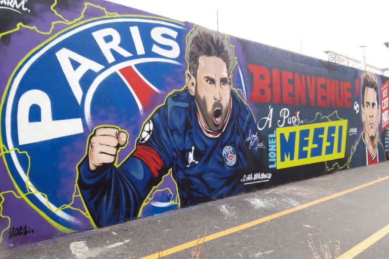 A pocas a horas del debut de Messi en la Ligue 1 en el partido que enfrentará a París Saint-Germain y Reims, se conocieron las imágenes de un magnífico mural dedicado a La Pulga