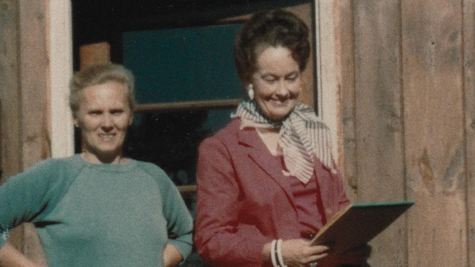 Judy Glatzel y Lorraine Warren en una imagen de 'Juicio al diablo', el documental que pone en entredicho la historia que cuenta 'El conjuro 3' (cortesía de Netflix)