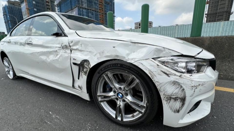 被波及的BMW，右前車身受到擠壓，到處是刮痕。（圖／東森新聞）