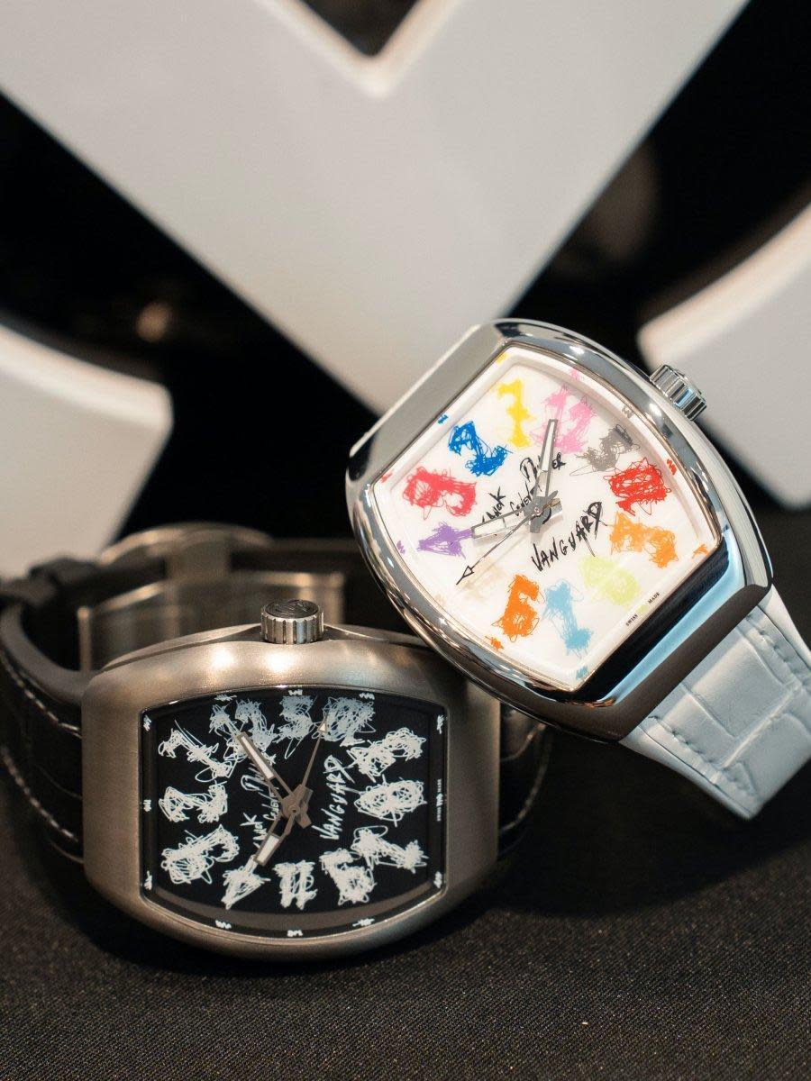 FRANCK MULLER Vanguard Crazy Hours by Hom Nguyen 為慶祝Crazy Hours誕生20週年，越南裔法國藝術家Hom Nguyen為此錶手繪面盤，讓原本已錯亂的「瘋狂小時」時標，顯得更具奇幻與藝術色彩。此錶款為FRANCK MULLER最著名的複雜功能，時針以每次5小時的規則進行跳時，讓人感受讀時的趣味之處。