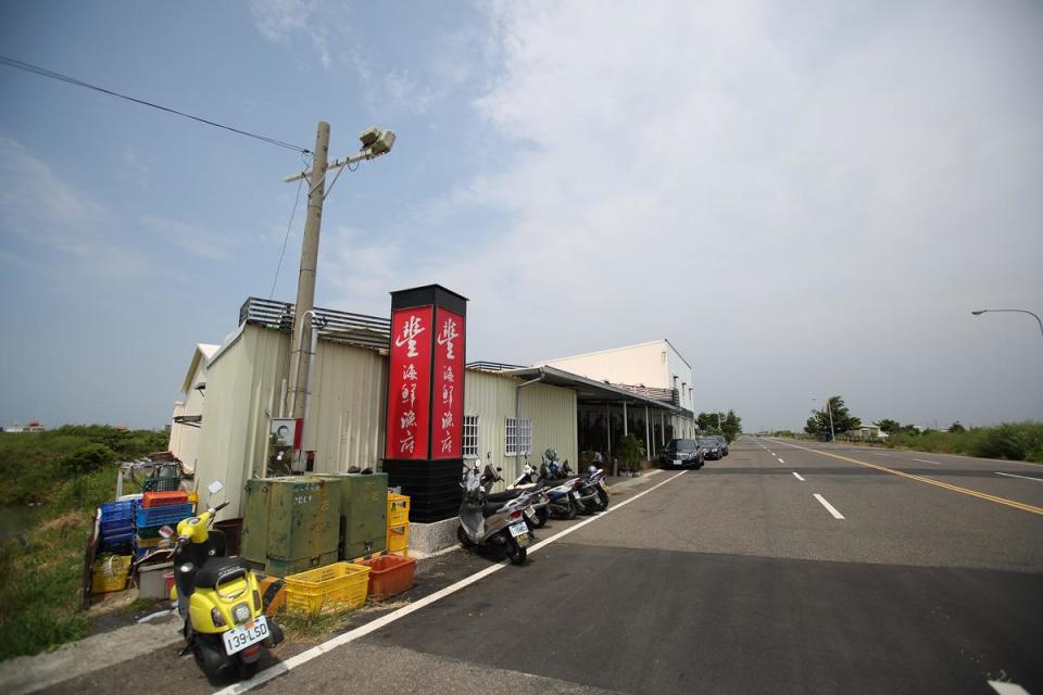 戴榮吉時常招待客人用餐的豐之海鮮漁府儘管地處偏遠，但用餐時間，門口停滿車輛。