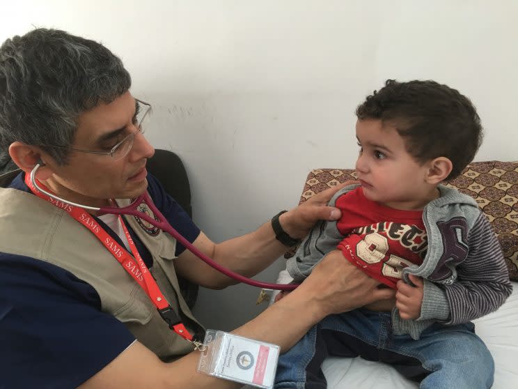 Chicago pediatrician Jihad Shoshara treats a 2-year-old Bedouin child for an upper respiratory infection in Ma’an, Jordan, in April 2016. (Photo: Courtesy of Jihad Shoshara)