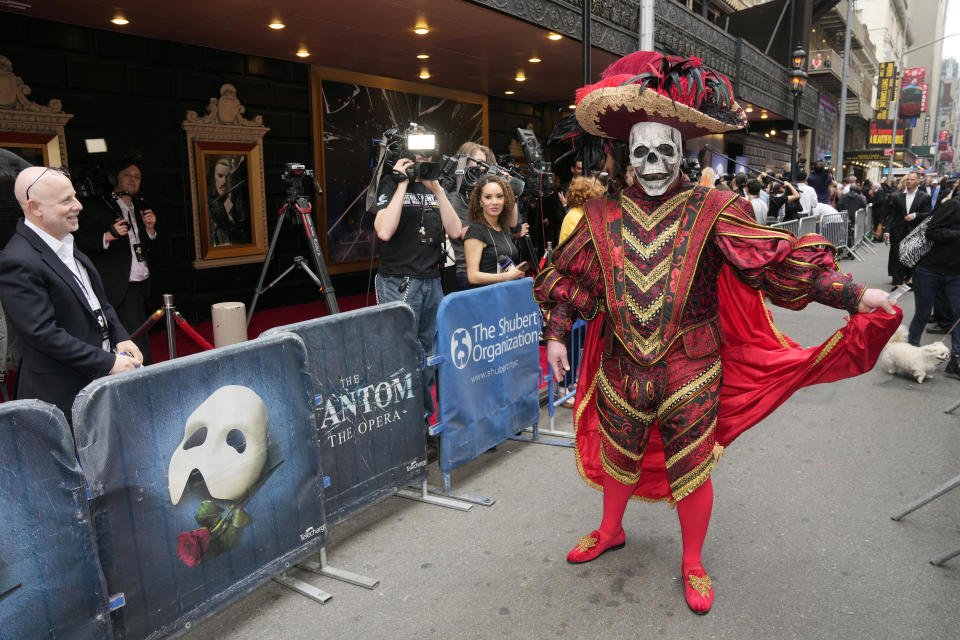 Un asistente disfrasado llega a la última función del musical en el Teatro Majestic de Broadway el 16 de abril de 2023, en Nueva York. (Foto Charles Sykes/Invision/AP)