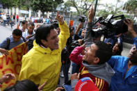 Carlos Paparoni (C, in yellow), deputy of the Venezuelan coalition of opposition parties (MUD), argues with supporters of Venezuela's President Nicolas Maduro during a protest outside the food ministry in Caracas, Venezuela March 8, 2017. REUTERS/Carlos Garcia Rawlins