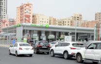 <p>En Kuwait, que el año pasado produjo 2.527.106 barriles de petróleo diarios, la gasolina tiene un precio de 0,324 euros el litro. (Foto: Faisal Yaser / Anadolu Agency / Getty Images).</p> 