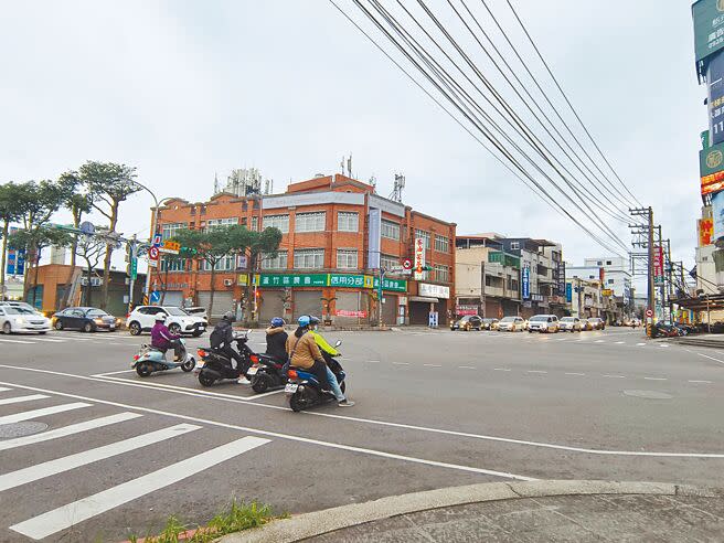 桃園市交通局今年推動「偏心左轉路暢計畫」，蘆竹區文中路一段、龍壽街一段平均延滯從76.4秒縮短為57.8秒，是縮短最多路段。（賴佑維攝）