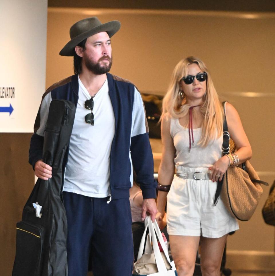 ¡Piedra libre para los tortolitos! Kate Hudson fue vista junto a su pareja, el músico Danny Fujikawa, en el aeropuerto JFK en la ciudad de Nueva York