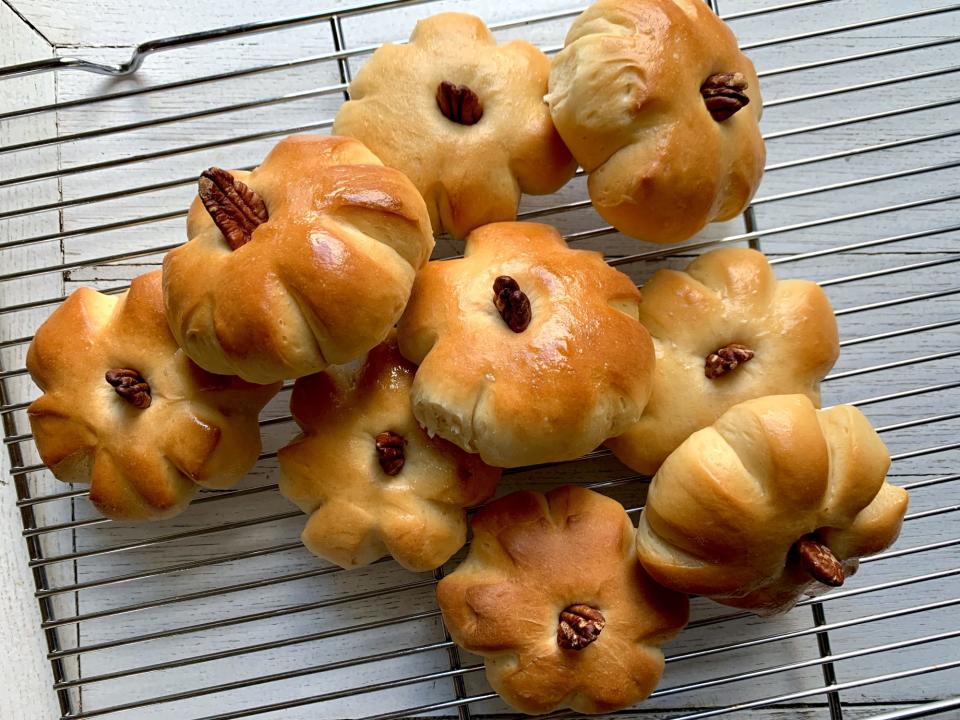 Pumpkin-Shaped Rolls