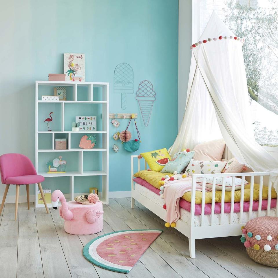 <p>Un dormitorio infantil lleno de encanto, luz y color. <strong>El azul claro toma gran protagonismo </strong>y contrasta, directamente, con los otros colores. Se consigue una sensción muy viva en un espacio donde se desprende también diversión y juventud.<br></p>