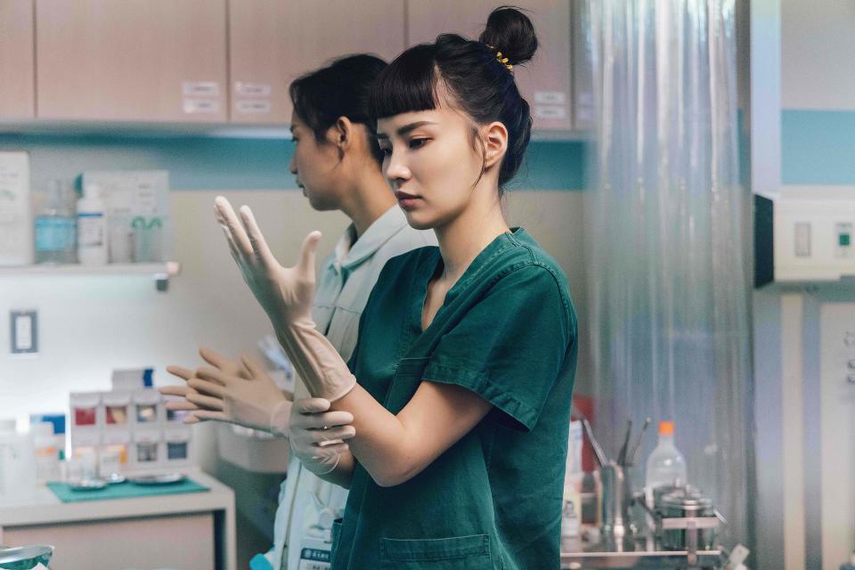 杜姸飾演住院醫師緹娜。（圖／公視提供）