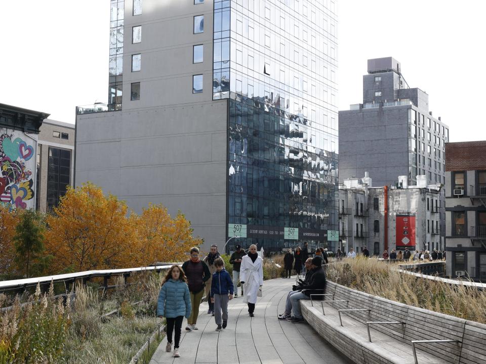 people walking along the highline in fall in nyc