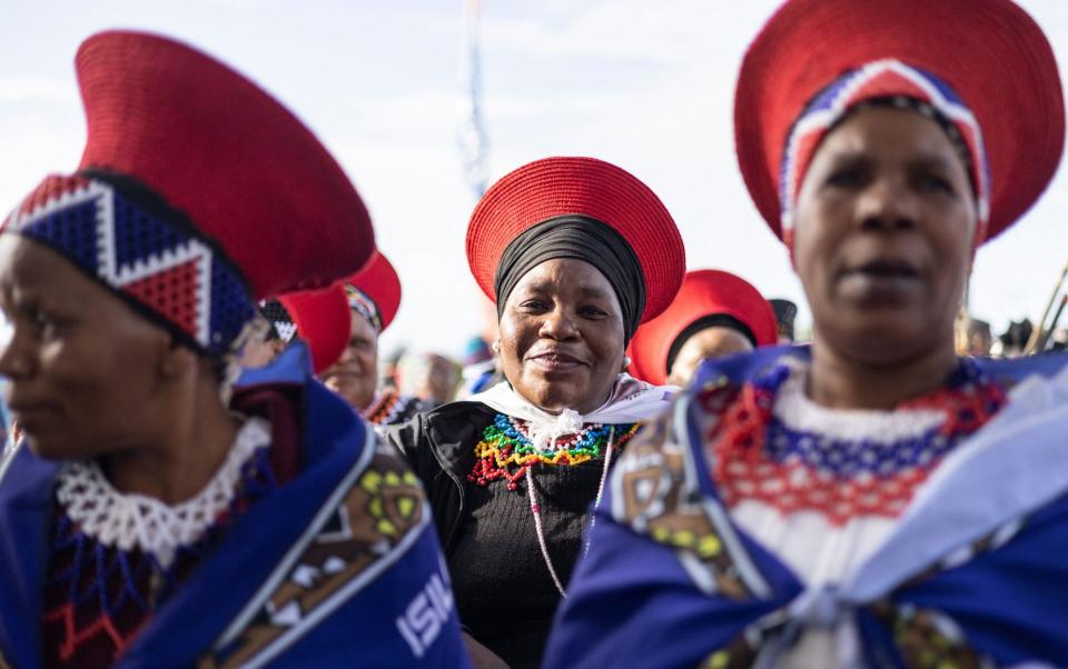 Mujeres zulúes vestidas con trajes tradicionales asistieron a la coronación y coros de mujeres jóvenes cantaron y bailaron - Marco Longari/AFP