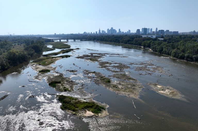 This aerial photograph taken on September 6, 2024 shows a view of the drought-affected Vistula River in Warsaw (Sergei GAPON)