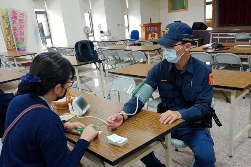 草屯慈濟志工邀約退休醫護人員3月14日前往草屯分局關懷員警的健康。