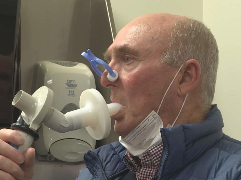 Walter Carroll undergoes tests at the new in-person respiratory education clinic in Holyrood. (Meg Roberts/CBC - image credit)