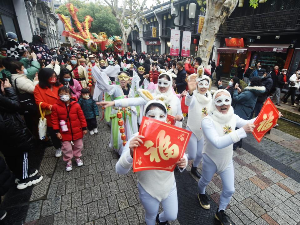 "Jade Rabbits" pay Lunar New Year greetings to tourists on Hefang Street in Hangzhou, east China's Zhejiang province, Jan. 22, 2023.