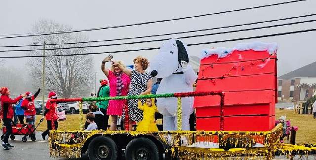 Karns Elementary School won Best Youth Float with their “Peanuts” theme complete with Snoopy and his decorated dog house.