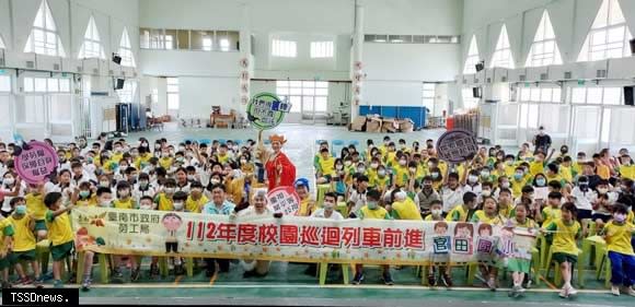 南市勞工局勞動法令扎根校園巡迴前進官田國小，透過生動劇團演出加深學童對勞權印象。（記者李嘉祥攝）