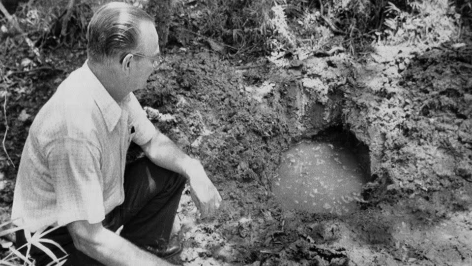 Sheriff Gordon Martin at a shallow grave that held the body of 11-year-old Todd Payton in June 1976 in St. James Parish, Louisiana. - Bettmann Archive/Getty Images