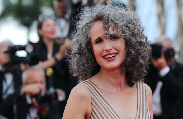 Andie MacDowell adopte à son tour cet accessoire make-up ultra tendance