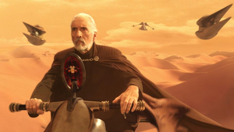 Count Dooku (Christopher Lee) war einst ein Jedi-Meister, der die Seiten der Macht wechselte und Schüler des Sith-Lords Darth Sidious wurde. Als er seinen Zweck (Aufstand, Abspaltung, Mobilmachung) für den späteren Imperator erfüllt hatte, wurde er von Anakin Skywalker hingerichtet - und ersetzt. (Bild: ProSieben / Lucasfilm Ltd. / TM.)