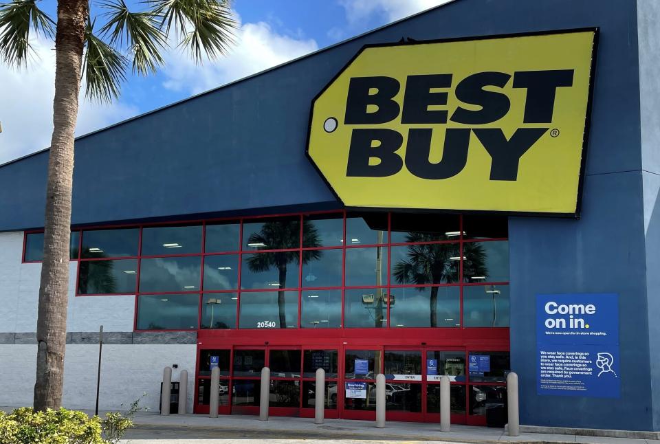 Best Buy's curbside pickup is open longer on Christmas Eve than stores.