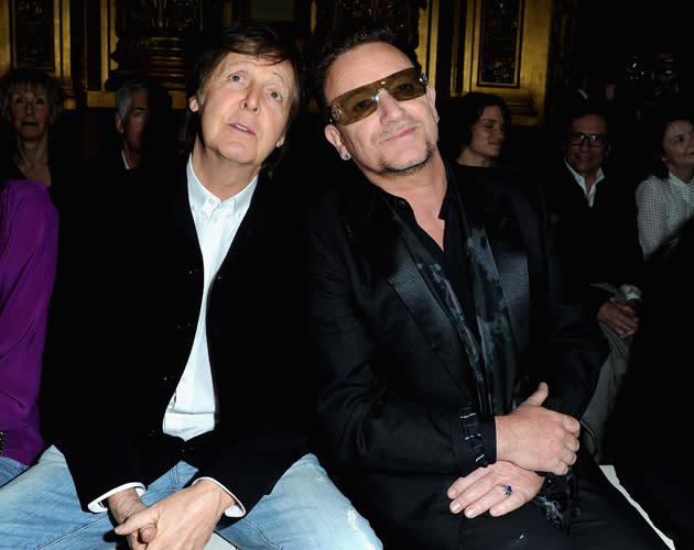 Wegen ihm mussten alle warten: Papa Paul McCartney kam eine halbe Stunde zu spät zur Show seiner Tochter. Neben U2-Frontmann Bono verfolgte Paul begeistert das Defilee. (Bilder: Getty Images)