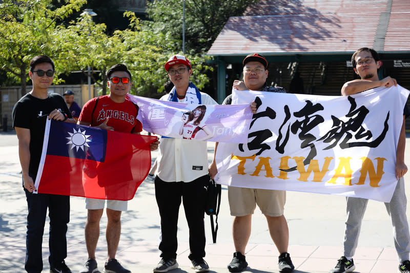 紐約大都會台灣日 台灣民眾專程赴美參加 紐約大都會台灣日27日熱鬧登場，台灣民眾現場秀出 中華民國國旗和挺台灣旗幟。 中央社記者徐薇婷紐約攝  112年8月28日 