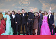 De izquierda a derecha, Olivia DeJonge, Jerry Schilling, Tom Hanks, Austin Butler, el director Baz Luhrmann, Priscilla Presley, Alton Mason, Natasha Bassett y el productor Patrick McCormick posan al llegar al estreno de "Elvis" en el Festival de Cine de Cannes, el miércoles 25 de mayo de 2022 en Cannes, Francia. (Foto por Vianney Le Caer/Invision/AP)