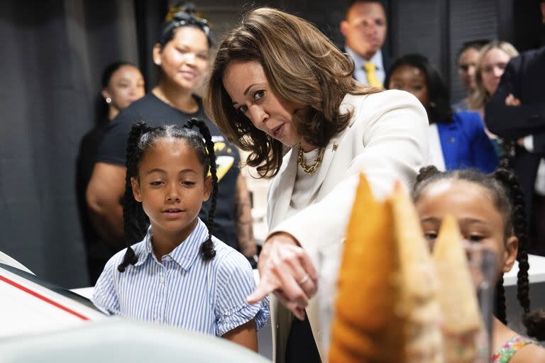 La vicepresidenta Kamala Harris, asiste a la inauguración de una heladería temporal propiedad de Tyra Banks, en Washington, el viernes 19 de julio de 2024.