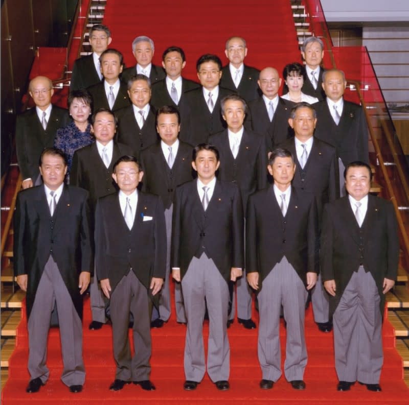 2007年8月，安倍晉三第一次改造內閣成立，岸田文雄以內閣府特命擔當大臣的職務入閣。（岸田文雄IG）