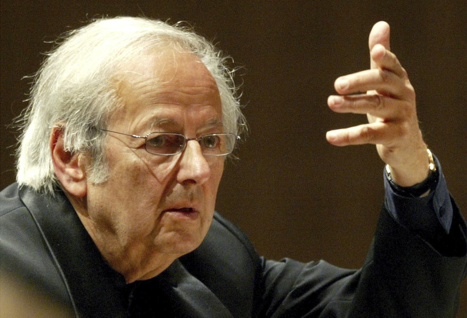 En esta foto del 1 de septiembre del 2004, el director de la Orquesta Filarmónica de Oslo, Andre Previn, dirige un concierto en el Festival de Lucerna, en Suiza. Previn, pianista, compositor y director que abarcó los mundos de Hollywood, el jazz y la música clásica, murió el jueves 28 de febrero del 2019 en Nueva York. Tenía 89 años. (Urs FlueelerKEYSTONE via AP, Archivo)